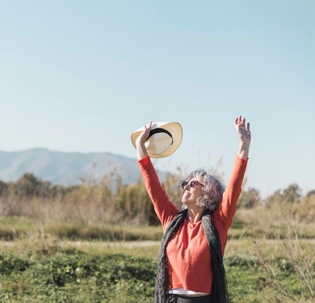 Free photo medium shot woman with sunglasses and hat